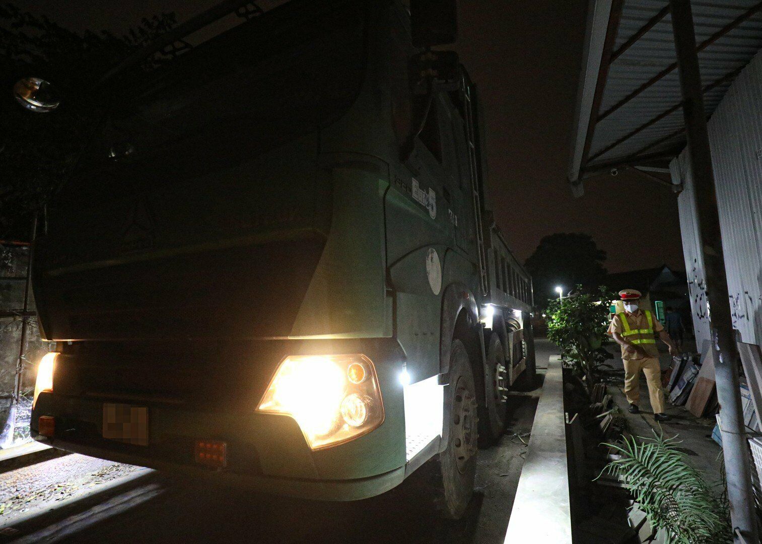 Ông Ngọc cũng cho biết, từ ngày 15/3-14/4, Đội CSGT - trật tự, Công an quận Bắc Từ Liêm đã xử lý 24 trường hợp vi phạm quá tải, với số tiền phạt là hơn 78 triệu đồng.