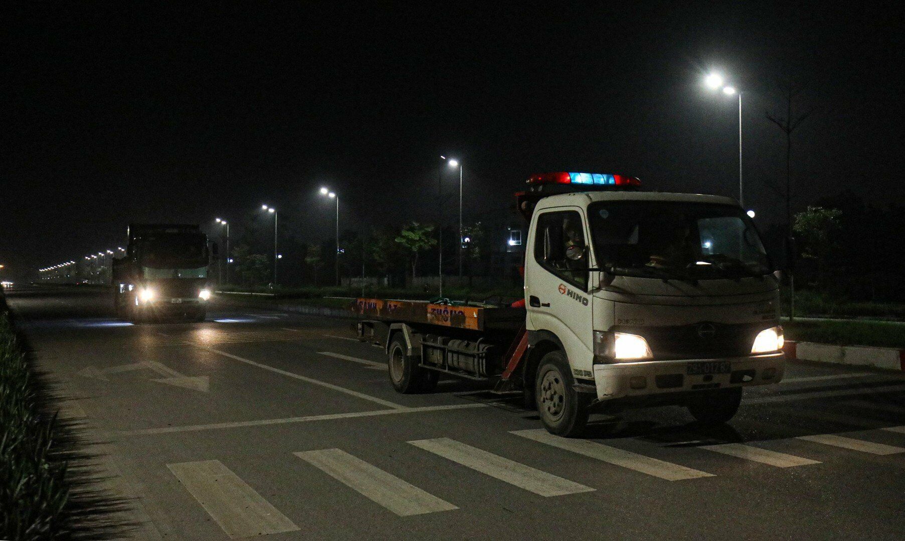 Từ 21h, Tổ công tác sử dụng xe chuyên dụng tuần tra các tuyến đường trên địa bàn như: Yên Nội, Đức Thắng, Hoàng Tăng Bí, Tân Phong, trục tây Thăng Long.