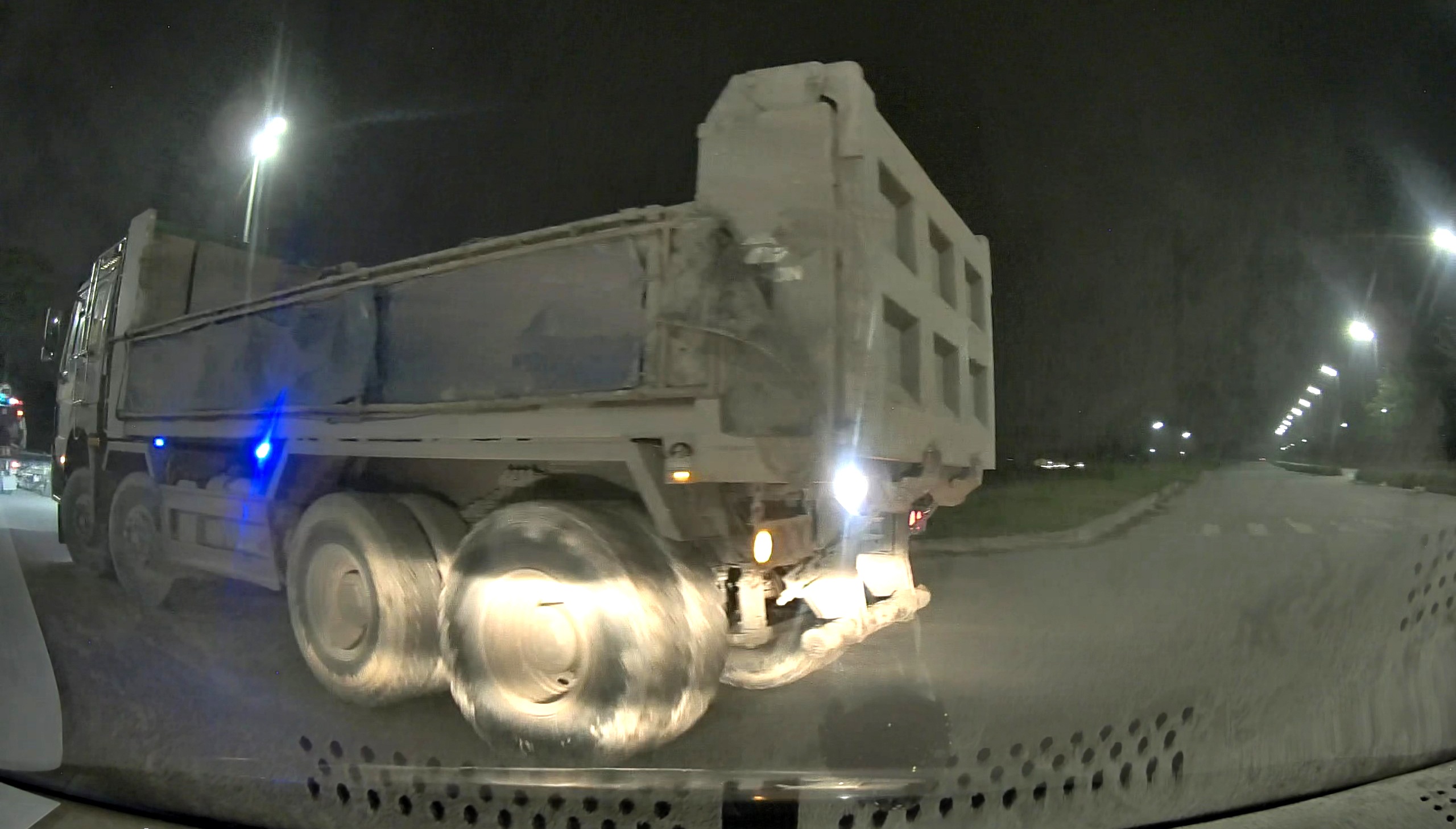 Sau 1 tiếng tuần tra, khoảng 23h, Tổ công tác đã phát hiện 1 xe tải trọng lớn có biểu hiện nghi vấn nên đã dừng xe để kiểm tra.