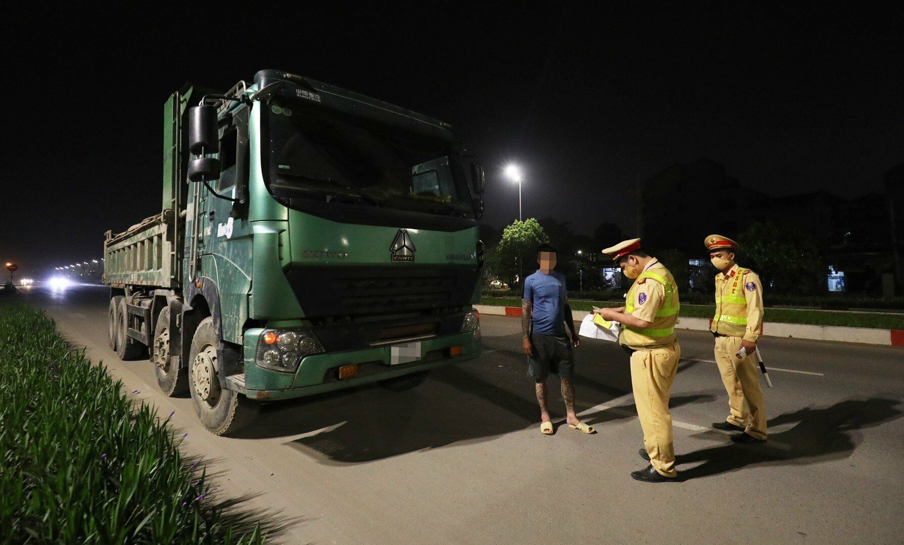 Quá trình kiểm tra cho thấy, chiếc xe tải BKS 29H-70515 do tài xế N.T.T điều khiển đã vi phạm 30% tải trọng cho phép.