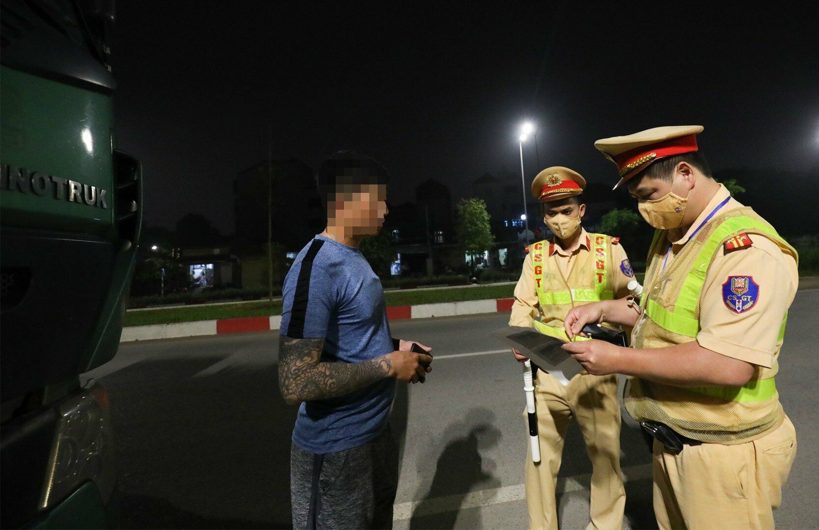 Sau khi Tổ công tác thông báo kết quả cân tải trọng, tài xế N.T.T phân trần: "Tôi chuyển vật liệu là trạc khô, gạch khô không có nước nên cứ nghĩ chở thêm 1 chút sẽ không quá tải. Ai ngờ đi cân lại quá đến 30% như thế".