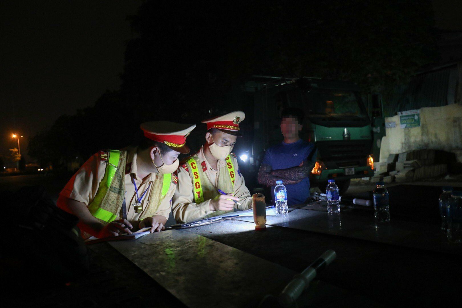 "Chở thêm chút hàng mà bị phạt tiền triệu, lại mất thêm thời gian, thôi lần sau tôi xin chừa", tài xế N.T.T than.