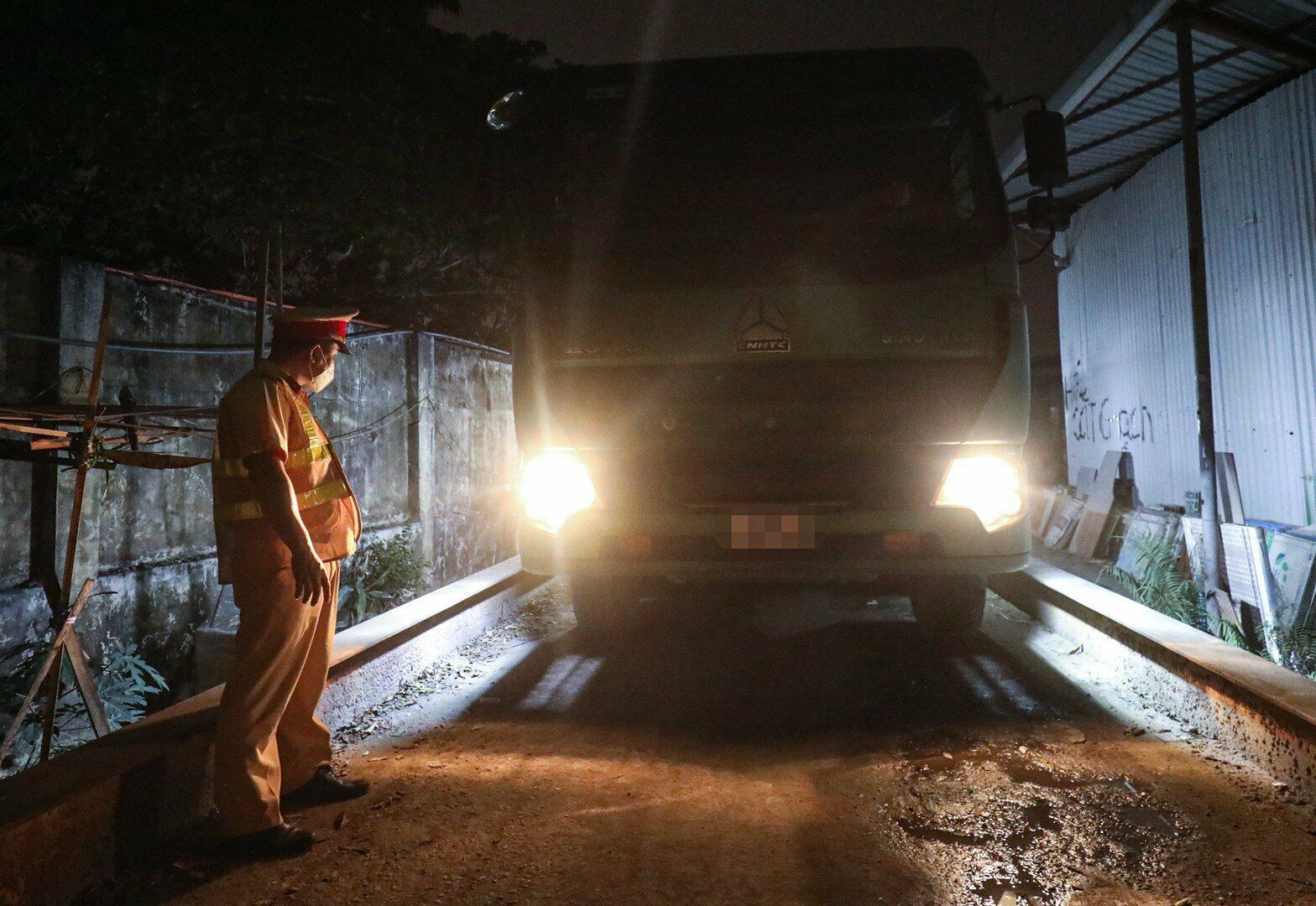 Trao đổi với PV Báo Giao thông, Thiếu tá Đào Bảo Ngọc, cán bộ Đội CSGT - trật tự, Công an quận Bắc Từ Liêm cho biết, để nâng cao hiệu quả công tác xử lý xe quá khổ, quá tải, đơn vị này đã tiến hành nhiều biện pháp như điều tra cơ bản trên các tuyến đường, tuần tra xử lý lưu động tại các cung giờ khác nhau.