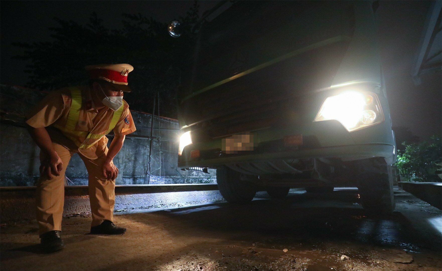 "Việc điều tra cơ bản có ý nghĩa hết sức quan trọng, bởi qua công tác này, chúng tôi nắm bắt được lưu lượng xe tải hoạt động trên địa bàn, từ đó có kế hoạch tổ chức tuần tra trên các tuyến với các khung giờ khác nhau", Thiếu tá Ngọc nói.