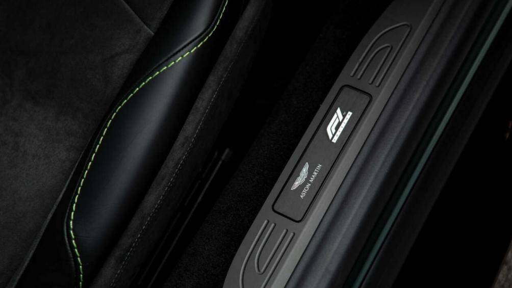 Bậc thềm cửa cũng có logo phiên bản đặc biệt F1 Edition, cùng với ghế ngồi bọc da Alcantara sang trọng