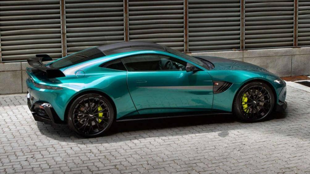 Bên hông, Aston Martin Vantage F1 Edition được bố trí tấm ốp thể hiện phiên bản đặc biệt với logo F1 cùng dòng chữ TM Edition và nẹp sườn mới