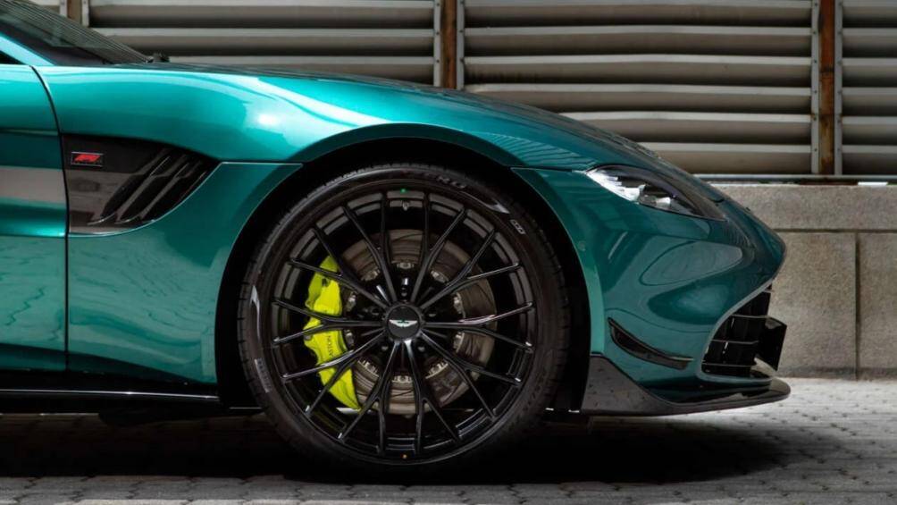 Bộ mâm đa chấu kép thiết kế độc quyền cho phiên bản Aston Martin Vantage F1 Edition có kích thước 21 inch được sơn 2 màu tương phản