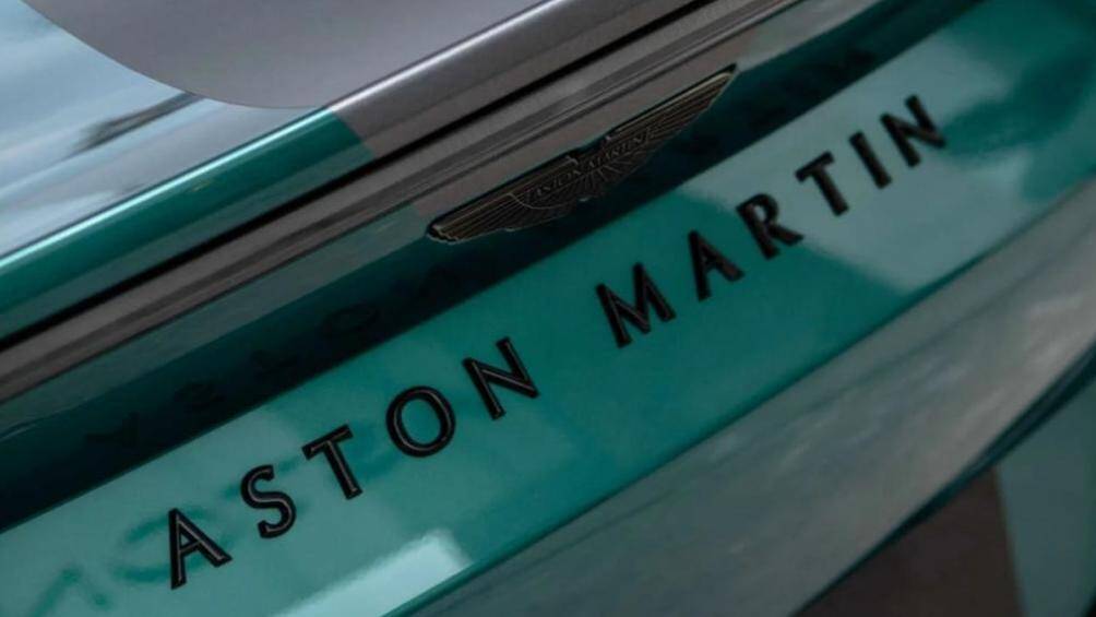 Phần đuôi xe đã được hãng Aston Martin tập trung vào những cái tiến ở khuếch tán sau cho xe Vantage F1 Edition và đặt thêm 1 cánh gió đuôi cố định