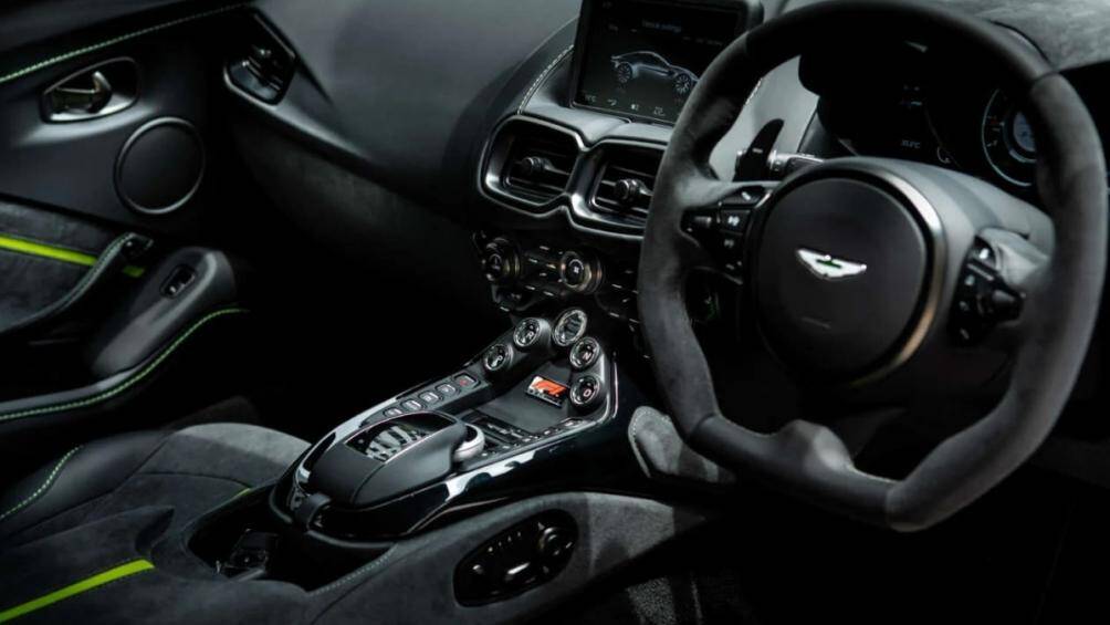 Bên trong xe, bệ điều khiển trung tâm được ốp carbon toàn bộ và xuất hiện logo F1 ở chính giữa giúp phân biệt so với những phiên bản khác