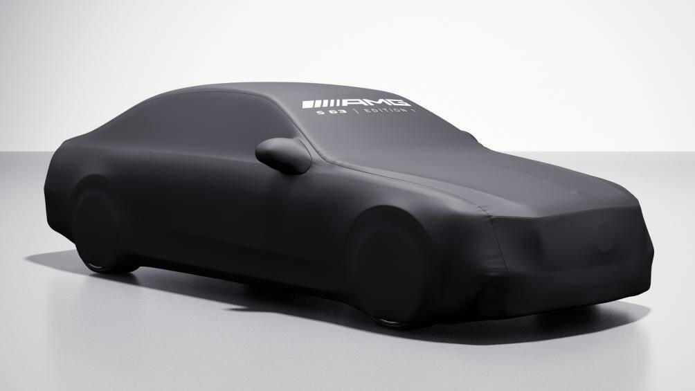 Chiếc sedan bản đặc biệt đi kèm bạt trùm xe thửa riêng với logo AMG S 63 Edition 1 có khả năng chống rách và bảo vệ xe khỏi bụi, trầy xước