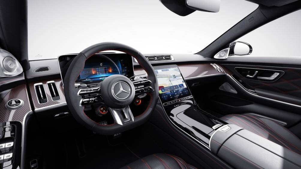 Nội thất của S 63 E Performance Edition 1 mang những thiết kế đặc trưng như ốp nội thất sợi carbon màu đỏ, vô lăng AMG Performance