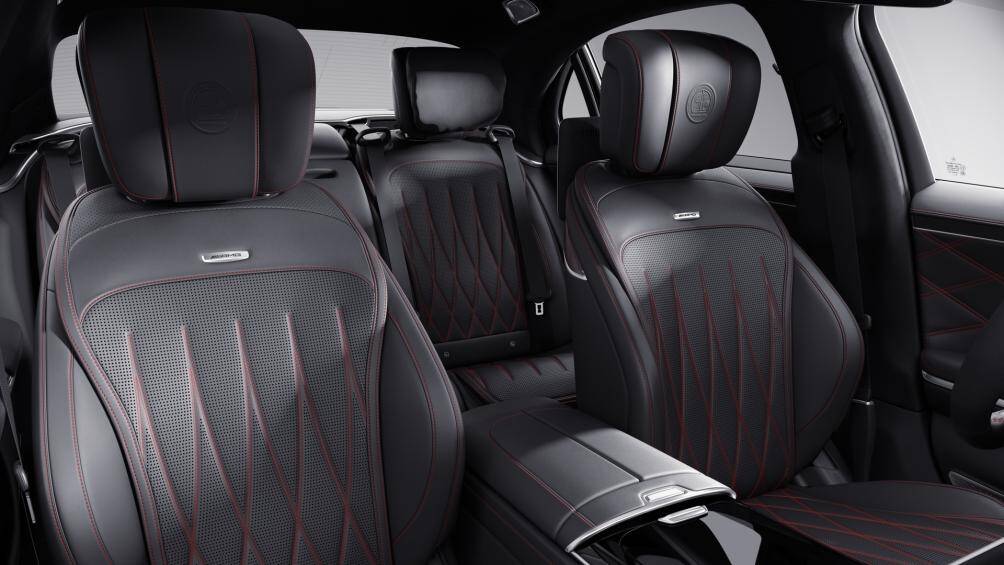 Ghế ngồi được bọc da AMG Exclusive Nappa màu đen, đi cùng những đường chỉ tương phản màu đỏ