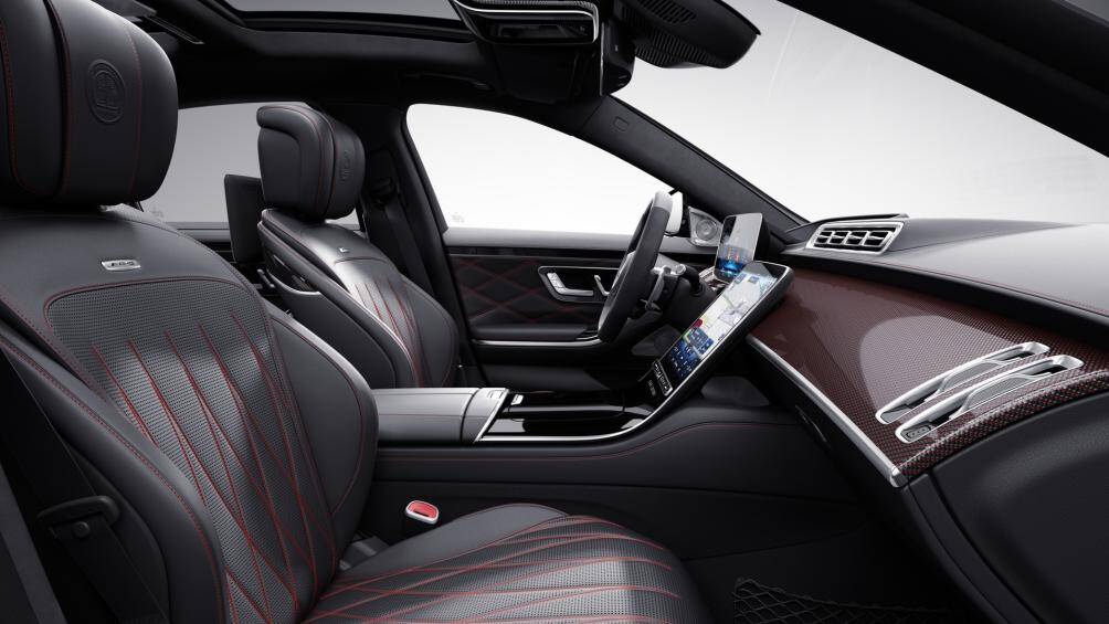 S 63 E Performance Edition 1 còn được bổ sung logo S 63 Edition 1 tại bệ tay trung tâm, thảm sàn với logo AMG, ốp bệ cửa phát sáng...