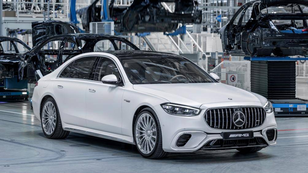 Xe vẫn được trang bị động cơ đốt trong V8 dung tích 4.0L, công suất tối đa 612 mã lực và mô-men xoắn cực đại 900 Nm