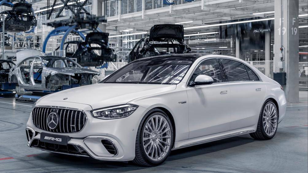 Kết hợp cùng công nghệ động cơ điện E Performance mạnh 190 mã lực cho tổng công suất tối đa lên đến 802 mã lực và mô-men xoắn cực đại 1.430 Nm