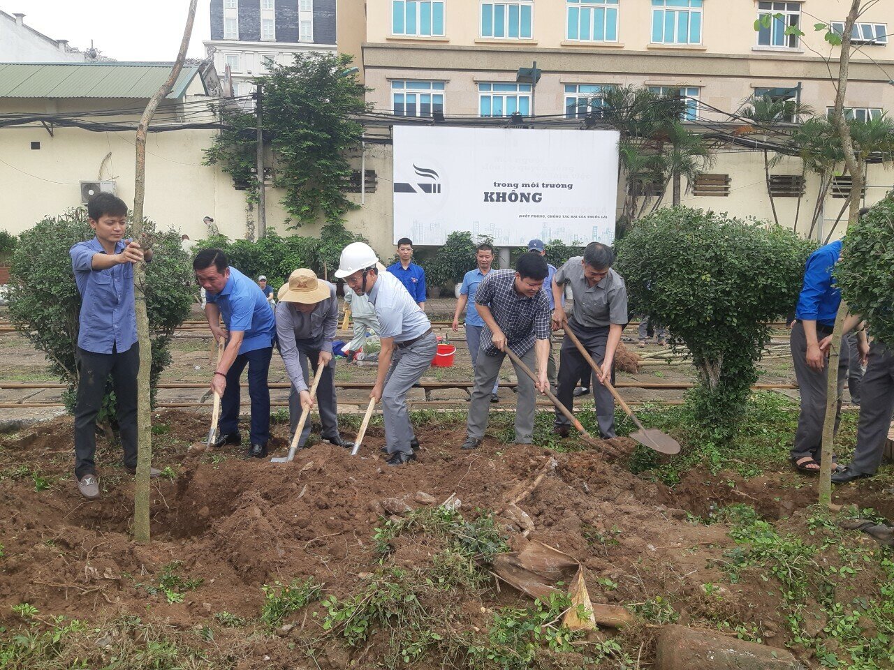 Hôm nay (18/4), Chi nhánh Khai thác đường sắt Hà Nội và Công ty CP Đường sắt Hà Hải ra quân phát động phong trào “Đường tàu - Đường hoa” trên địa bàn TP Hà Nội. Trước đó, TCT Đường sắt VN phát động phong trào “Đường tàu - Đường hoa” trên phạm vi 34 tỉnh, thành phố có đường sắt đi qua.