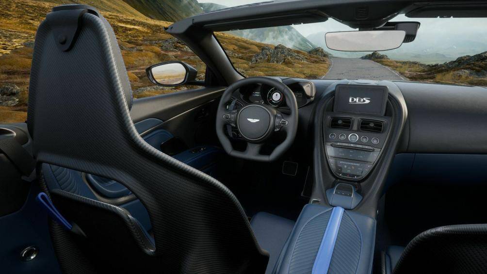 Bước vào bên trong là ghế Sports Plus tiêu chuẩn bọc da Aniline và Alcantara có thể điều chỉnh điện 12 hướng