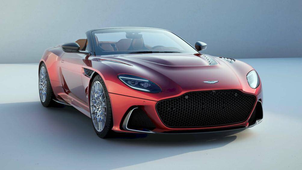 Về ngoại thất, DBS 770 Ultimate Volante có các thành phần trang trí bằng sợi carbon, bổ sung thêm khe gió để tản nhiệt tốt hơn