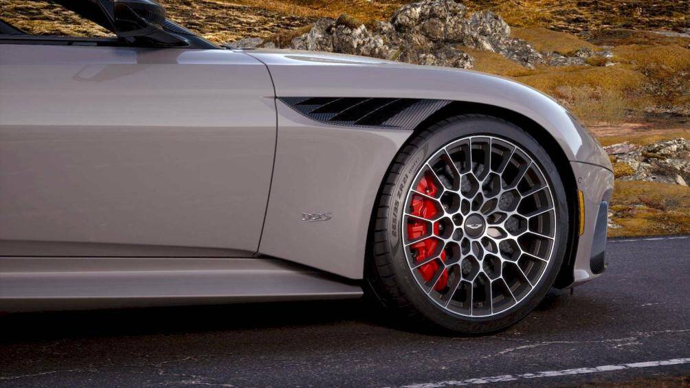 Công suất của Aston Martin DBS 770 Ultimate được nâng cấp đáng kể nên bộ phanh gốm carbon cũng được cải tiến để phù hợp hơn