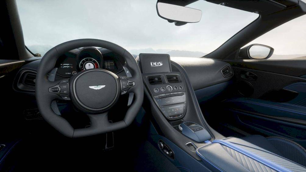 Màn hình hệ thống thông tin giải trí 8 inch, camera 360 độ và công nghệ đỗ xe tự động Auto Parking, huy hiệu trên bảng điều khiển trung tâm