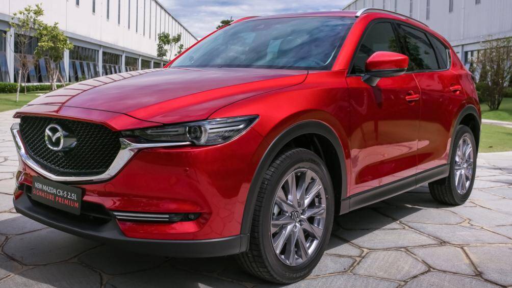 4. Mazda CX-5 (từ 839 triệu - 1,059 tỷ đồng): nhóm SUV hạng C đón nhận nhiều mẫu xe mới thời gian vừa qua, song dẫn đầu doanh số phân khúc vẫn là Mazda CX-5 với đời mới nhất đã ra mắt từ năm 2019. Sau quý I/2023, Mazda bán được 2.454 chiếc CX-5, chiếm hơn 1/3 doanh số toàn phân khúc