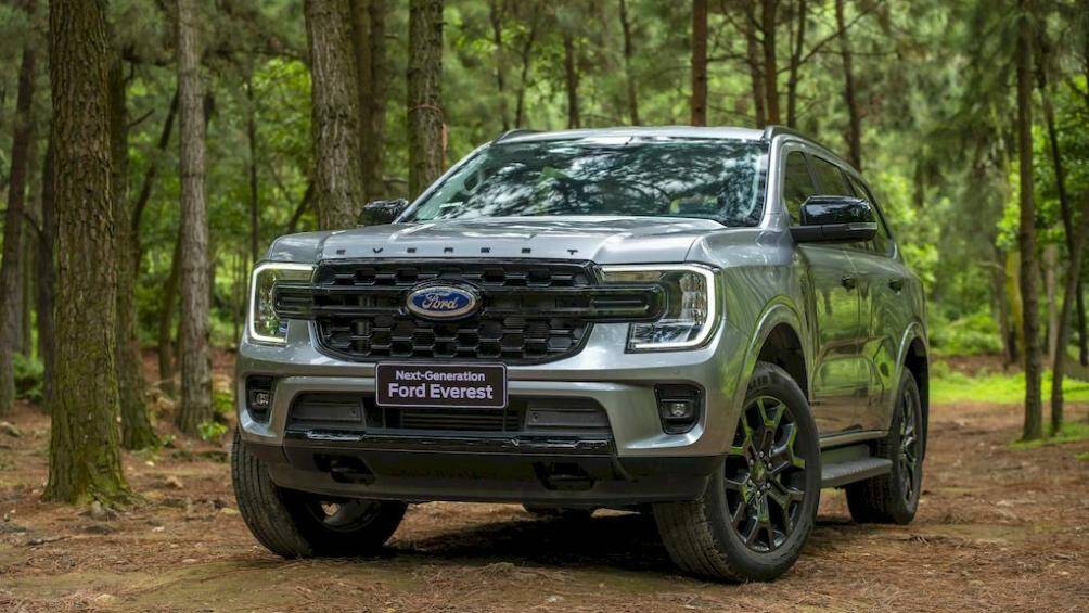 3. Ford Everest (từ 1,099-1,499 tỷ đồng): mẫu SUV Mỹ ghi nhận doanh số tốt sau khi thế hệ mới ra mắt tại Việt Nam. 2.509 chiếc bán ra trong quý I giúp Everest bỏ xa các mẫu xe cùng phân khúc như Toyota Fortuner hay Mitsubishi Pajero Sport, vốn có doanh số tich luỹ không quá 1.000 chiếc