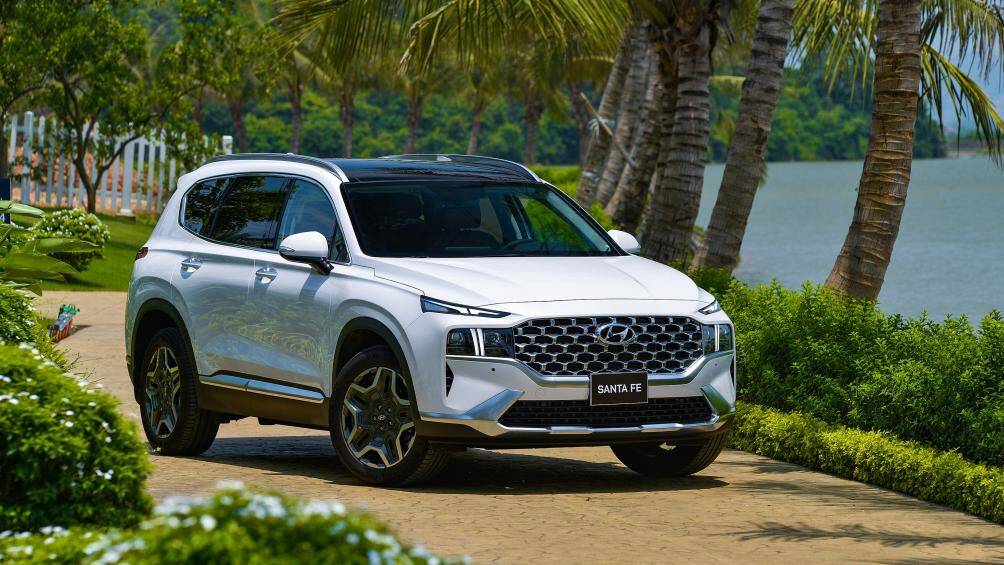 9. Hyundai SantaFe (từ 1,055-1,375 tỷ đồng): SantaFe vẫn là lựa chọn hàng đầu của người tiêu dùng Việt khi mua xe crossover hạng D. Doanh số quý I đạt 1.348 chiếc giúp SantaFe tạo khoảng cách đáng kể với các đối thủ như Kia Sorento, Mazda CX-8