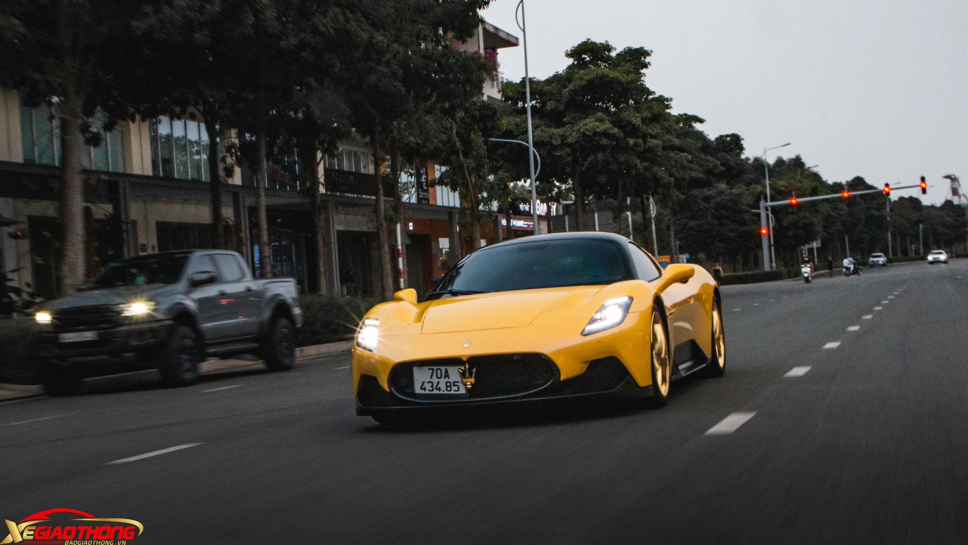 Mới đây, tại một tuyến đường thuộc thành phố Thủ Đức (TP.HCM), xuất hiện một chiếc Maserati MC20 mạ vàng độc nhất Việt Nam, có màu sơn Giallo Genio và vừa ra biển số tỉnh Tây Ninh