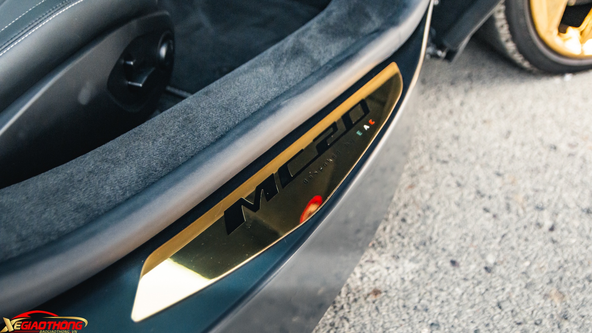 Logo mạ vàng ở bậc cửa