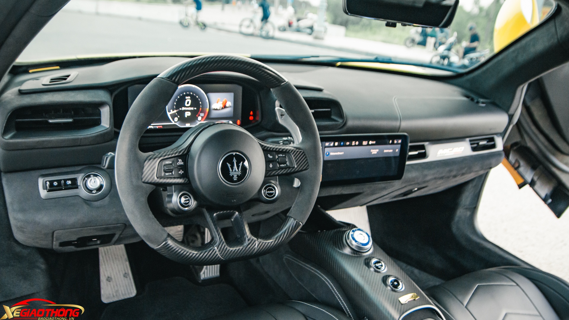 Nội thất mang màu đen chủ đạo, các chi tiết trên vô lăng và phần yên ngựa làm từ sợi carbon. Maserati trang bị cho MC20 5 chế độ lái, bao gồm GT, Wet, Sport, Corsa và ESC Off. Bảng đồng hồ kỹ thuật số phía sau vô lăng có kích thước 10 inch