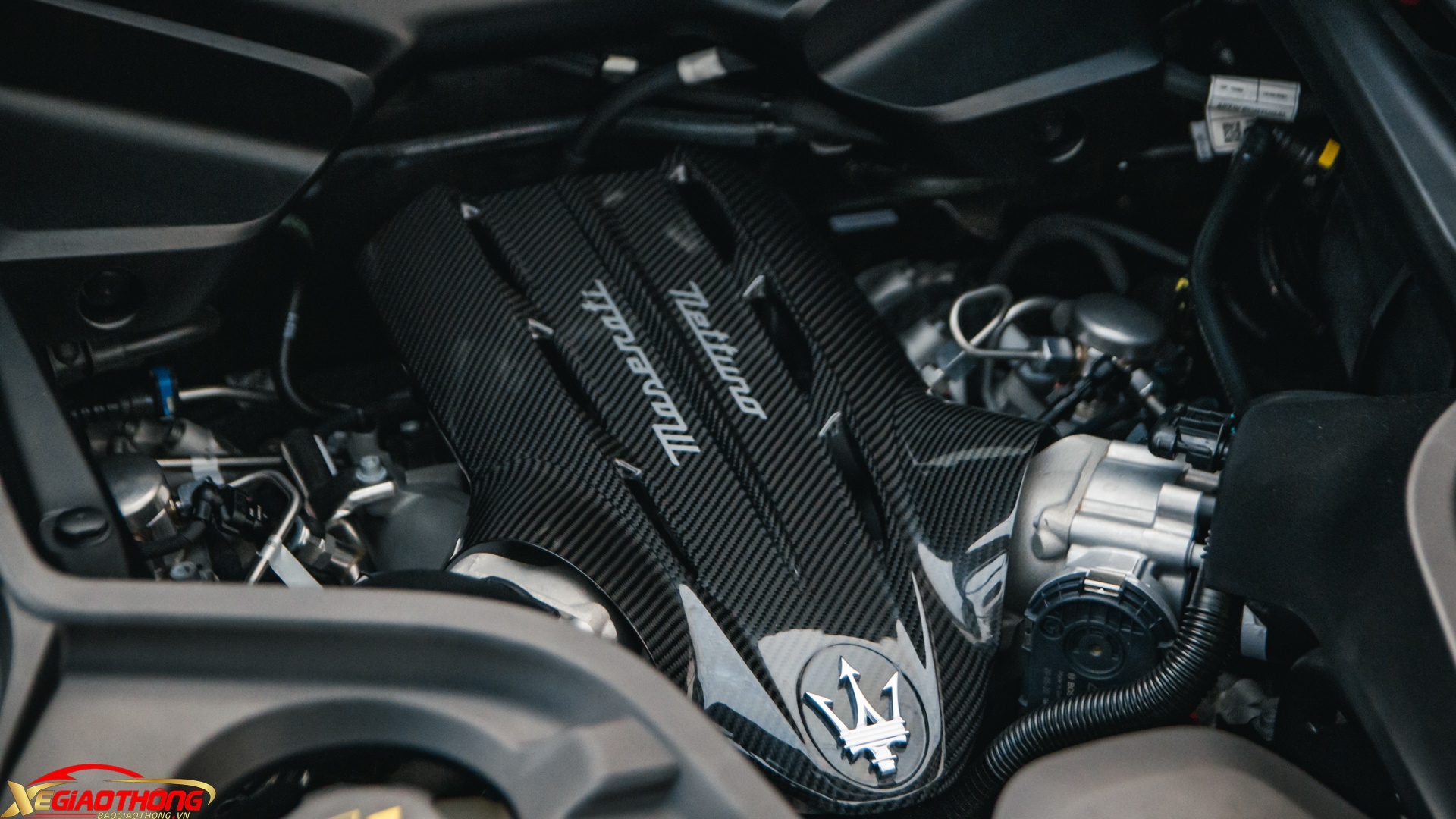 Maserati MC20 dùng động cơ Nettuno V6 3.0L đặt giữa do chính hãng phát triển, sản sinh công suất 621 mã lực và mô-men xoắn 730Nm. Phần ốp động cơ được làm từ sợi carbon. Dùng hộp số tự động ly hợp kép 8 cấp kết hợp với hệ dẫn động cầu sau, MC20 mất chưa đầy 2,9 giây để tăng tốc từ 0-100km/h, trước khi đạt vận tốc tối đa 325km/h