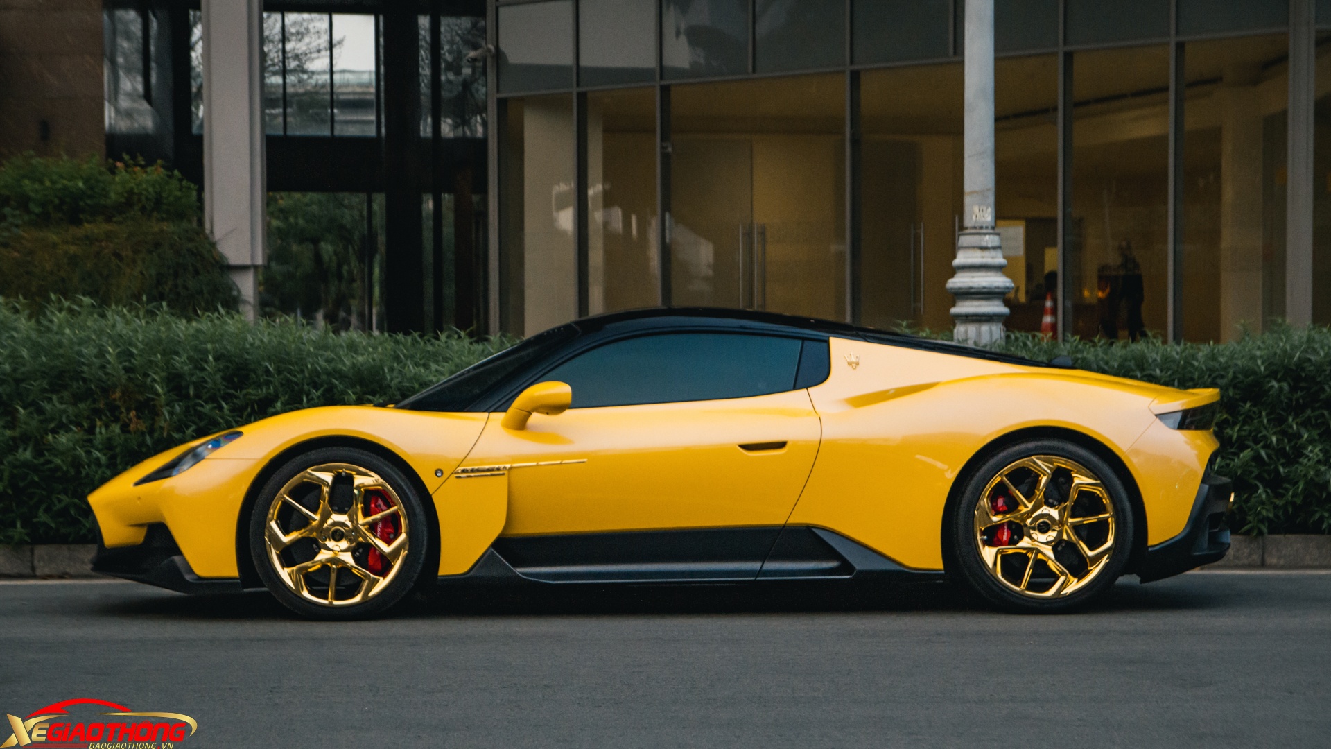 MC20 là mẫu siêu xe mới nhất của Maserati và được xem như hàng hiếm ở khu vực Đông Nam Á. Trong bài là chiếc Maserati MC20 đầu tiên về Việt Nam dưới dạng nhập khẩu tư nhân, và cũng là chiếc đầu tiên trên thế giới được mạ vàng. Sau khi hoàn thiện, xe được gọi với tên Maserati MC20 Exclusive Edition