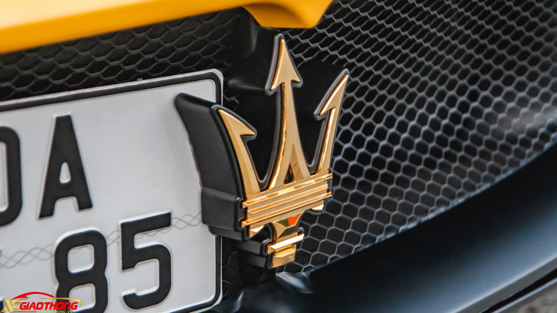 Bản độ được mạ vàng 18K và 24K toàn bộ logo phía trước, bên hông, phía sau và cả bộ mâm 20 inch. Ngoài ra, đơn vị chế tác còn bổ sung các dòng chữ mạ vàng như "CASIKEN", "Exclusive Edition" và số thứ tự "01/01"