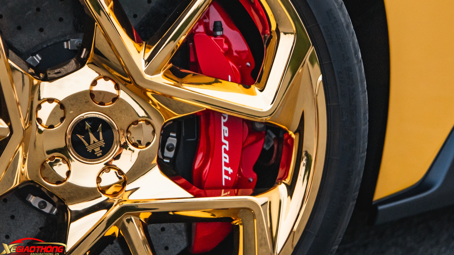 Bộ mâm mất 320 giờ để hoàn thiện, từ công đoạn tẩy sơn, xử lý nền, đánh bóng cho đến mạ vàng. Bề mặt mạ vàng đã được phủ PPF để chống trầy xước