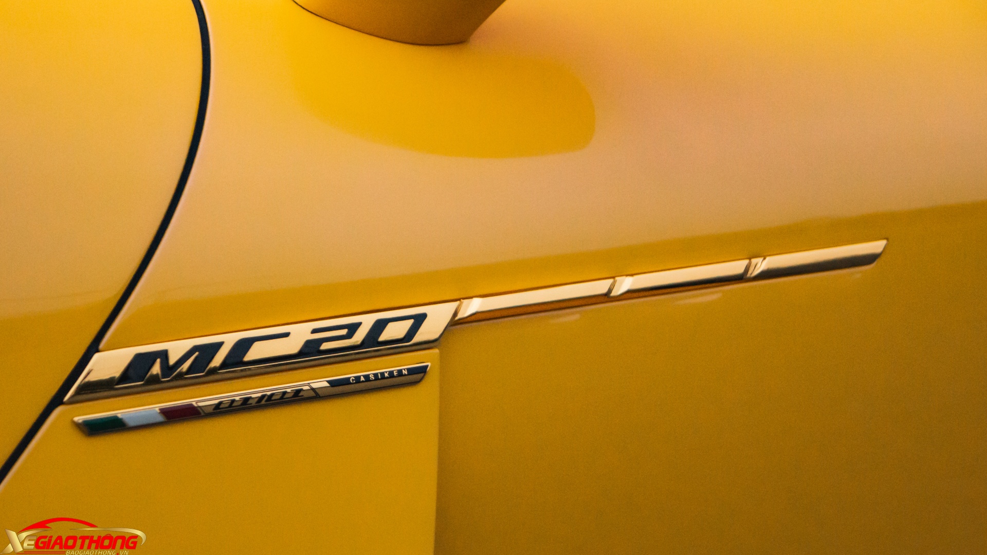 Logo MC20 mạ vàng bên hông được thiết kế, tinh chỉnh lại, phía dưới có thêm số thứ tự "01/01"