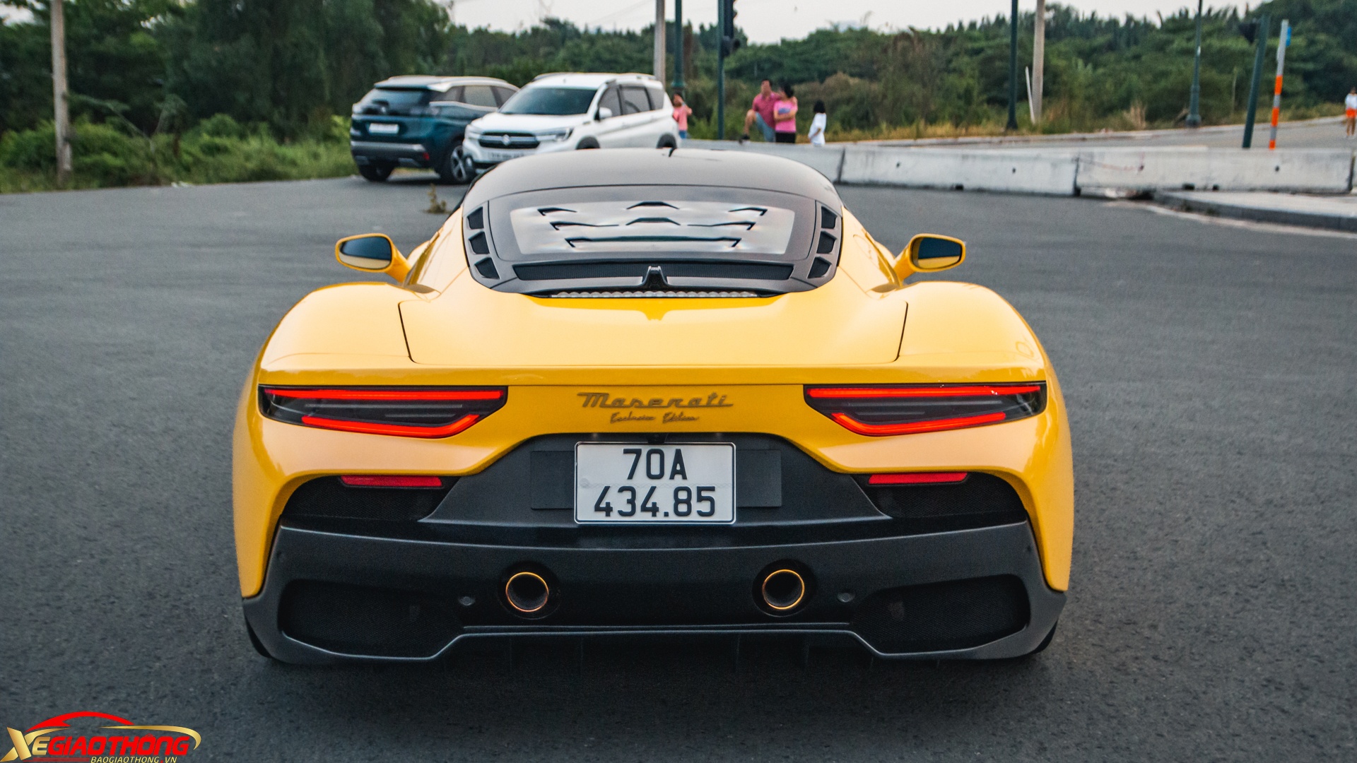 Hệ thống ống xả của xe được mạ lại bằng vàng thật. Logo Maserati phía sau và dòng chữ "Exclusive Edition" cũng được mạ vàng