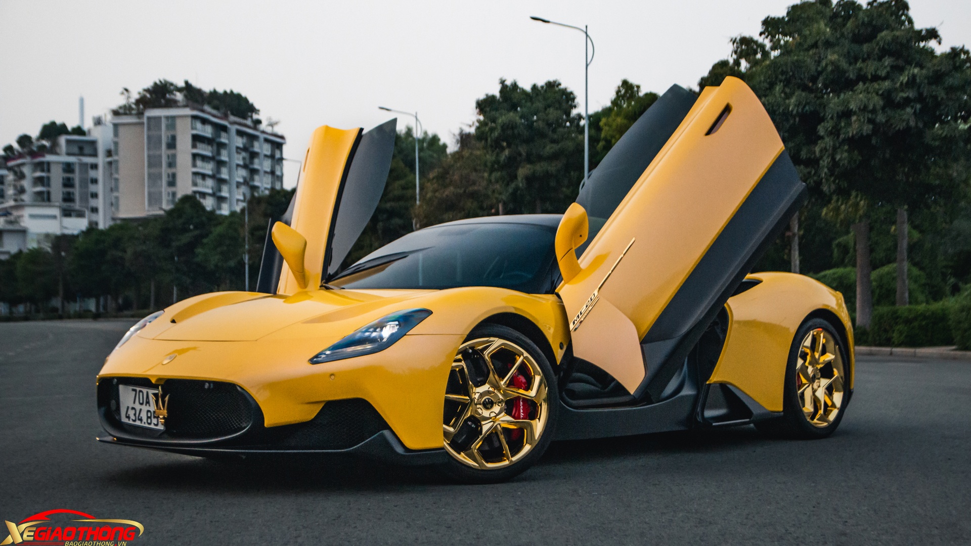 Chiếc xe trong bài còn có tùy chọn nâng hạ gầm, kích hoạt bằng nút bấm ở nội thất, giúp nâng hai bánh trước cao thêm 50mm để lên/xuống dốc hoặc vượt chướng ngại vật. Hệ thống có thể hoạt động ngay cả khi xe đang chạy ở tốc độ dưới 40km/h