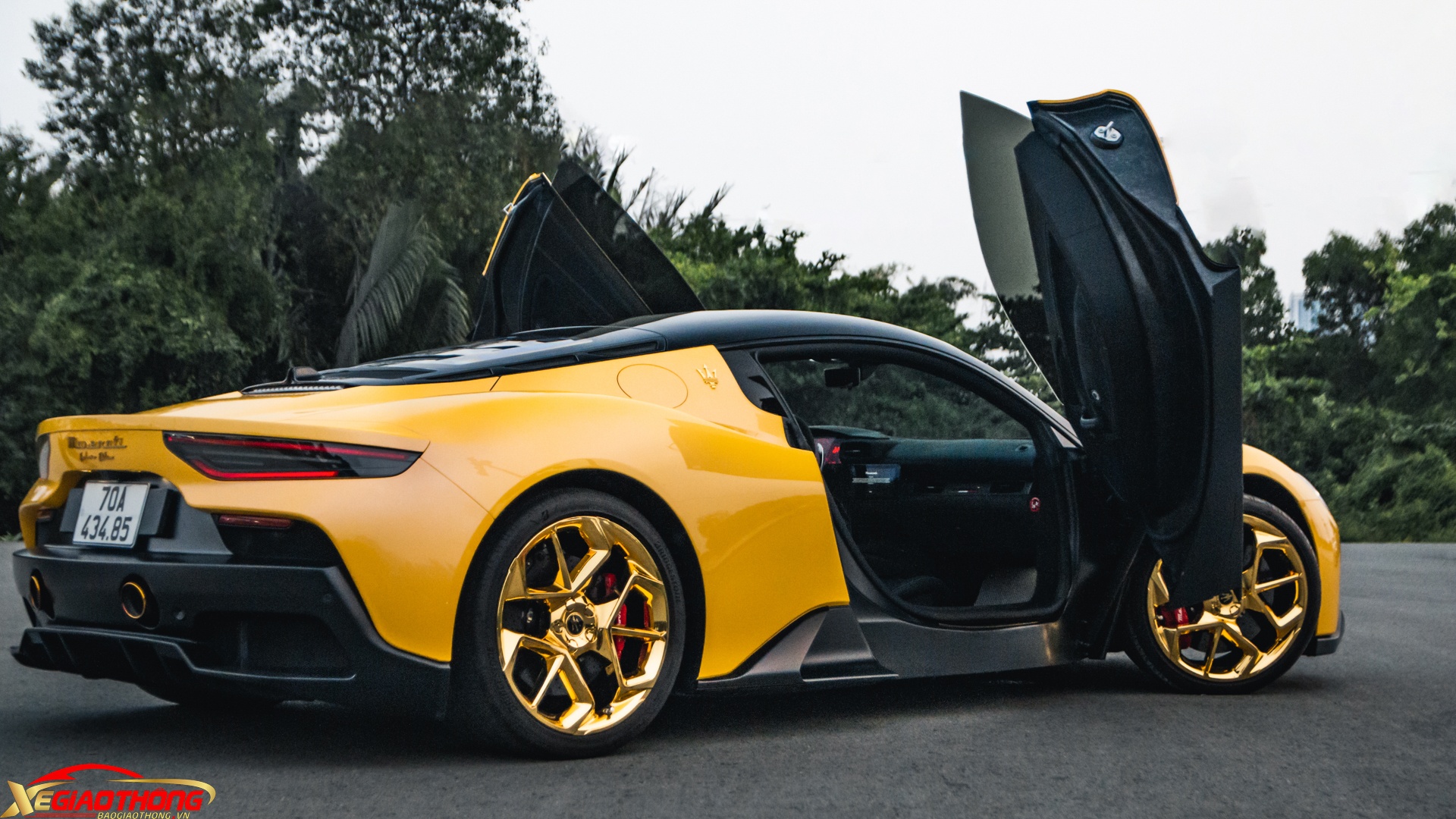 Đây là mẫu Maserati đầu tiên trong lịch sử được trang bị cửa mở dạng cánh bướm giống McLaren. Cách mở cửa này giúp người lái ra vào ở không gian hẹp dễ dàng hơn so với cửa thông thường