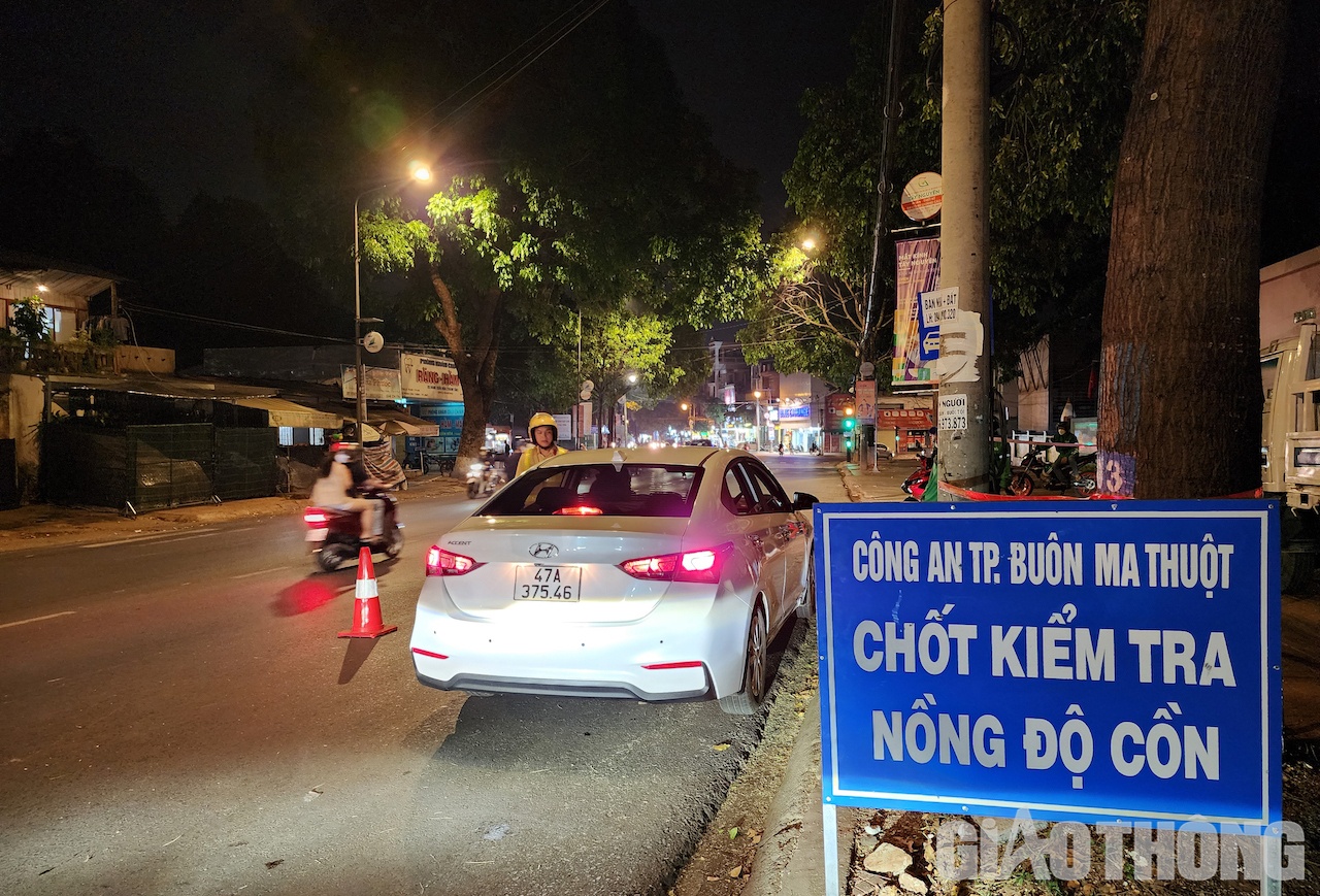 Khoảng 20h, một tổ công tác gồm CSGT, Cảnh sát trật tự tiến hành lập chốt trên đường Phan Chu Trinh, nơi gần nhà hàng, quá nhậu để kiểm tra nồng độ cồn đối với người đi ô tô, xe máy.