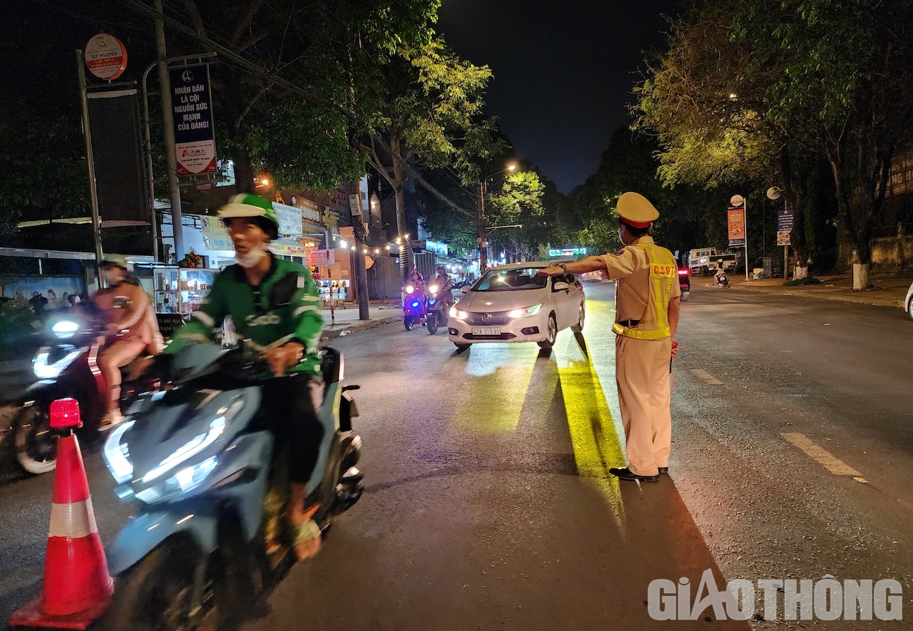 Hàng loạt tài xế ô tô được ra hiệu lệnh dừng phương tiện, mời vào vị trí kiểm tra nồng độ cồn, CSGT sử dụng máy đo nồng độ cồn để kiểm tra. Quá trình kiểm tra, các tài xế đều chấp hành nghiêm yêu cầu của lực lượng CSGT.