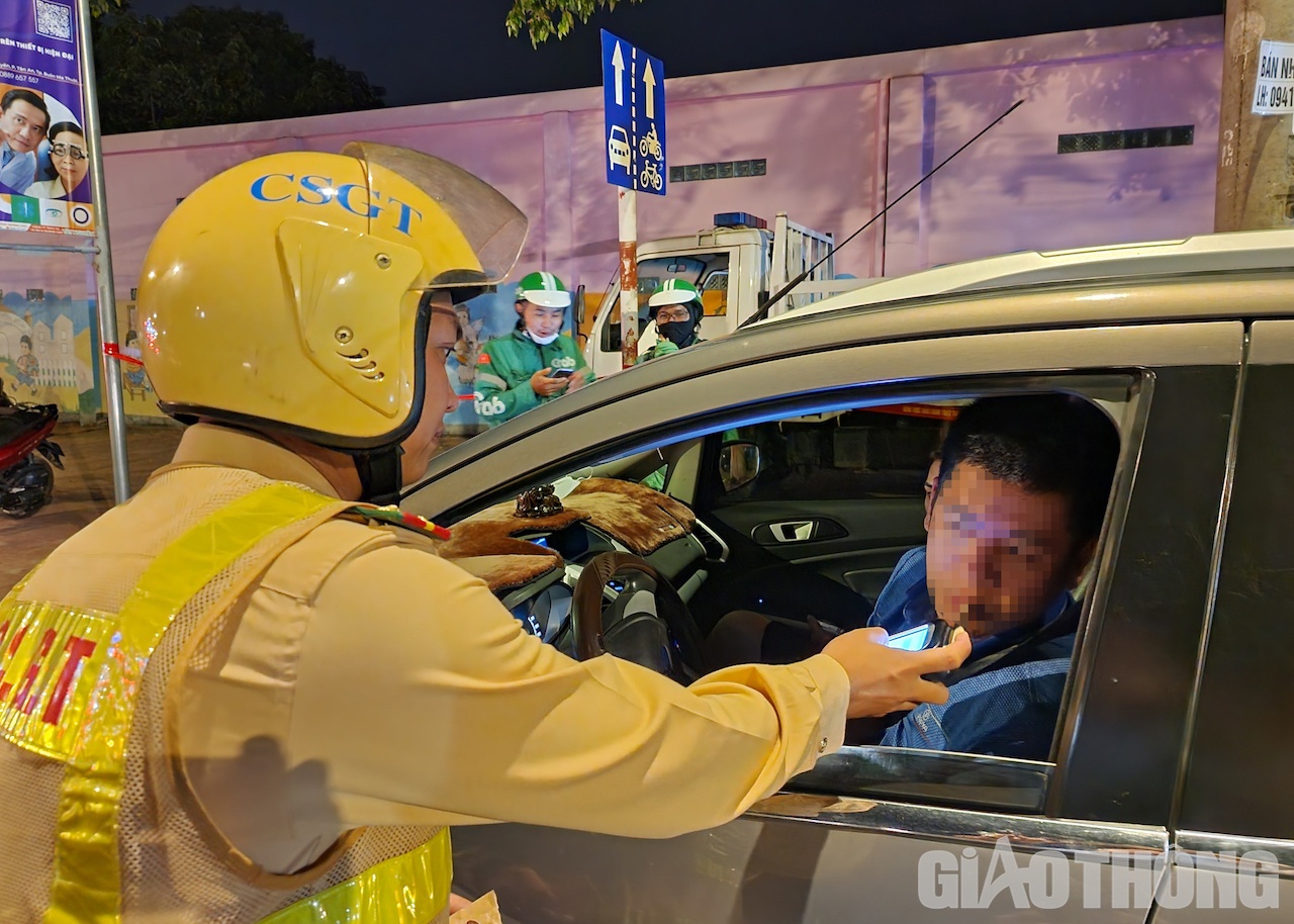 Theo một tài xế ô tô, hiện nay nồng độ cồn được CSGT làm rất “gắt”, nếu uống rượu bia vẫn cố tình điều khiển phương tiện sẽ bị phạt rất nghiêm. Hơn nữa mức phạt nồng độ cồn cao, tạm giữ xe và GPLX nên không tài xế nào dám vi phạm.