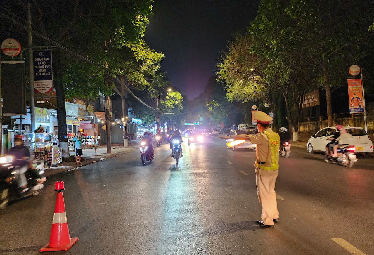 Theo Thiếu tá Nguyễn Hiệp Bình, Phó đội trưởng Đội CSGT-TT Công an TP Buôn Ma Thuột, với quyết tâm đảm bảo trật tự ATGT, kéo giảm TNGT trên địa bàn, lực lượng CSGT đã tăng cường lực lượng, phương tiện, thiết bị kỹ thuật nghiệp vụ để tuần tra, kiểm soát nhằm kịp thời phát hiện và xử lý nghiêm các trường hợp vi phạm sử dụng chất cấm, vi phạm nồng độ cồn. Bên cạnh đó, lực lượng CSGT còn đẩy mạnh công tác tuyên truyền, phổ biến, giáo dục pháp luật nâng cao nhận thức, ý thức chấp hành của người tham gia giao thông đối với hành vi “Người điều khiển xe trên đường mà trong cơ thể có chất ma túy, vi phạm nồng độ cồn”.