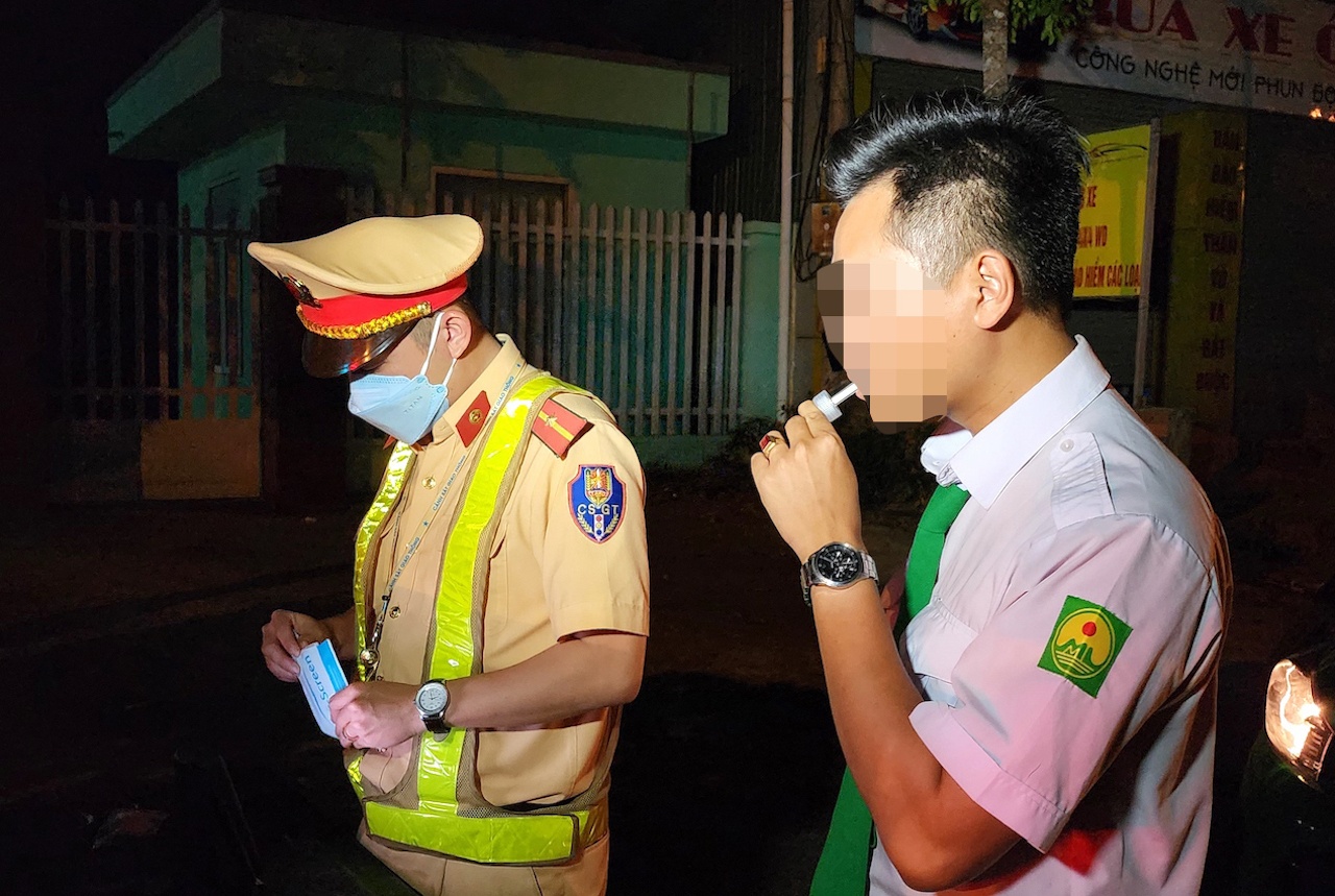 Ngoài kiểm tra kiểm soát nồng độ cồn, vào thời gian khuya lực lượng CSGT tiếp tục dùng que thử test nhanh ma túy để kiểm tra chất ma túy đối với các lái xe.