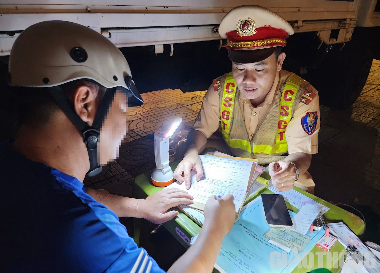 Sau khi ký biên bản, tài xế T. hỏi CSGT và biết mức phạt của mình là 7 triệu đồng. Người này cho rằng, chiếc xe trị giá 5 triệu nhưng phạt đến 7 triệu đồng thì bỏ luôn xe. Sau đó, lái xe T. quay lại bàn làm việc của CSGT nói: “Anh để lại xe, nhưng cho anh xin lại cái bằng”. Tuy nhiên, trước thái độ kiên quyết xử lý của lực lượng CSGT, người vi phạm phải chấp hành.