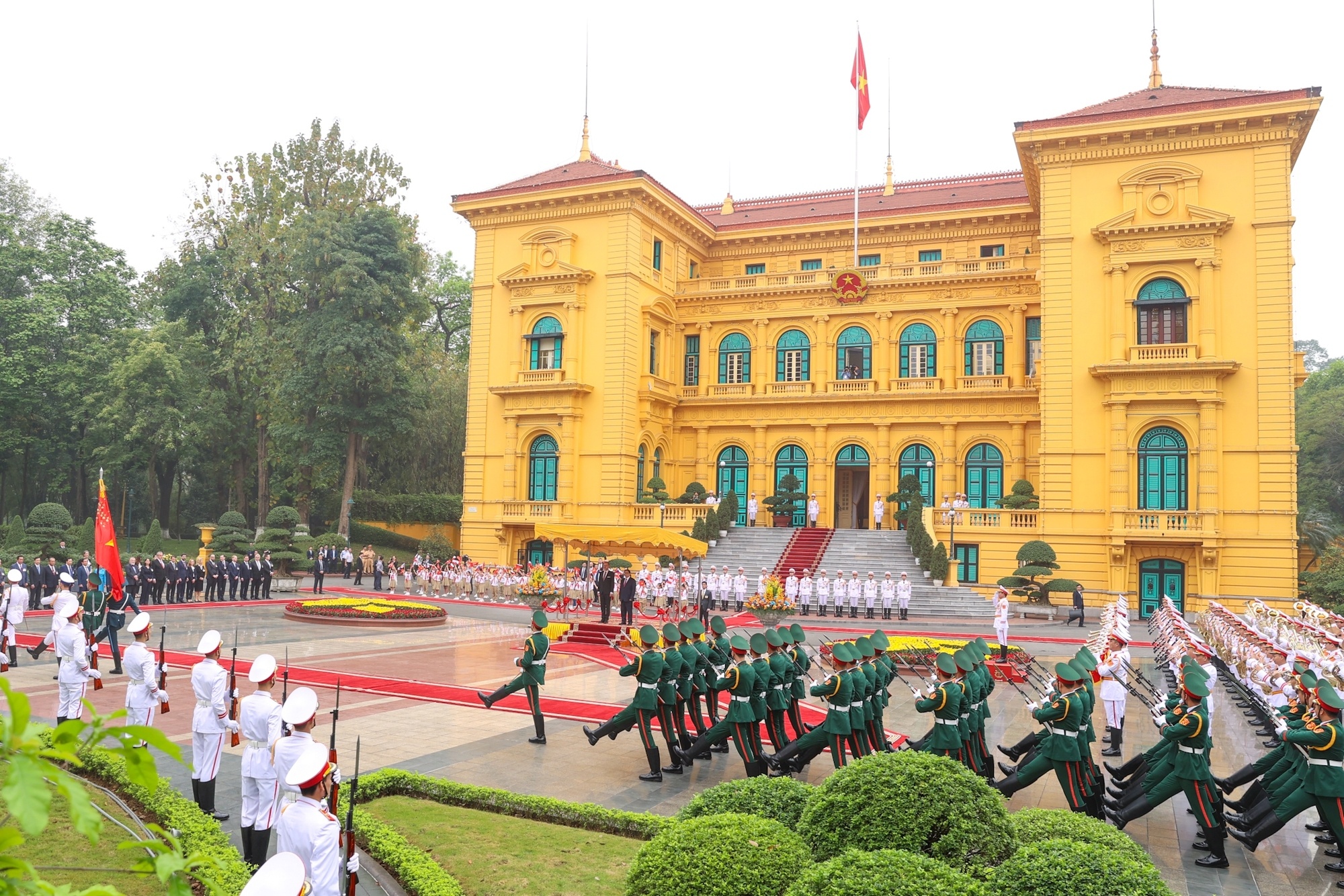 Hai thủ tướng duyệt đội danh dự. Ảnh: VGP/Nhật Bắc