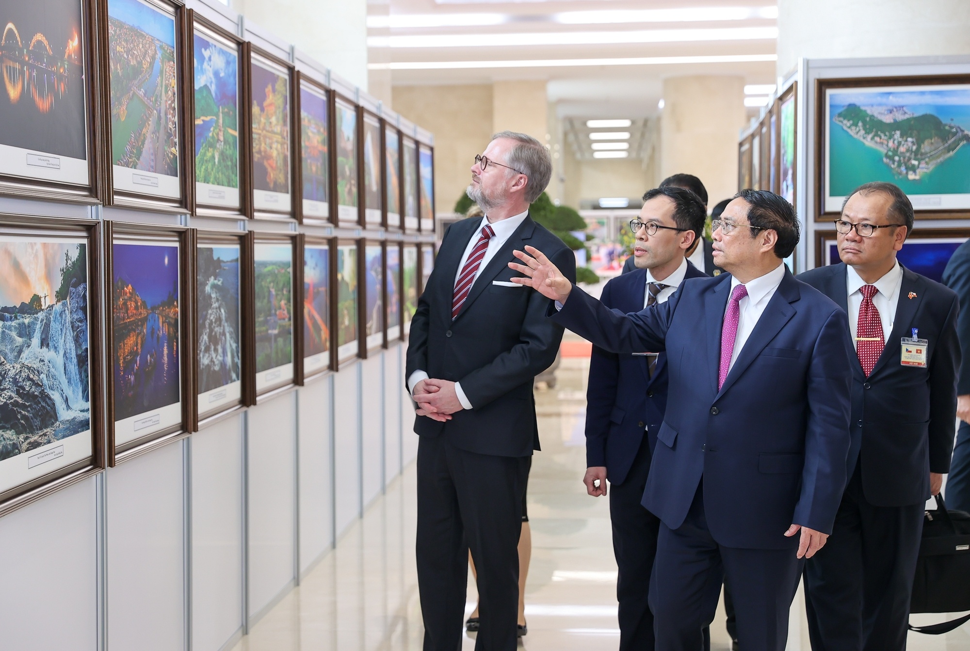 Thủ tướng Phạm Minh Chính giới thiệu với Thủ tướng Petr Fiala một số hình ảnh về đất nước con người Việt Nam. Ảnh VGP/Nhật Bắc