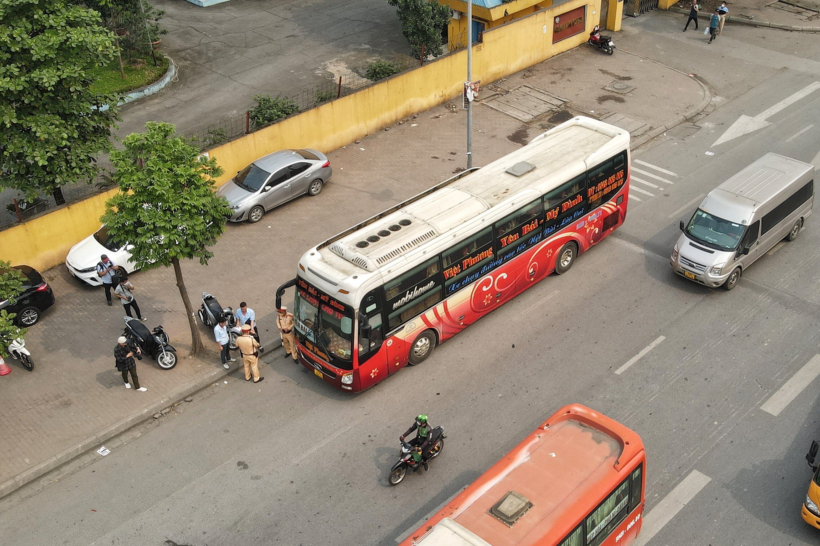 Chiều 21/4, Đội CSGT số 6, Phòng CSGT, Công an TP Hà Nội triển khai Tổ công tác phối hợp thực hiện kiểm tra nồng độ cồn, test nhanh ma túy các lái xe vận tải hành khách trên đường Phạm Hùng.