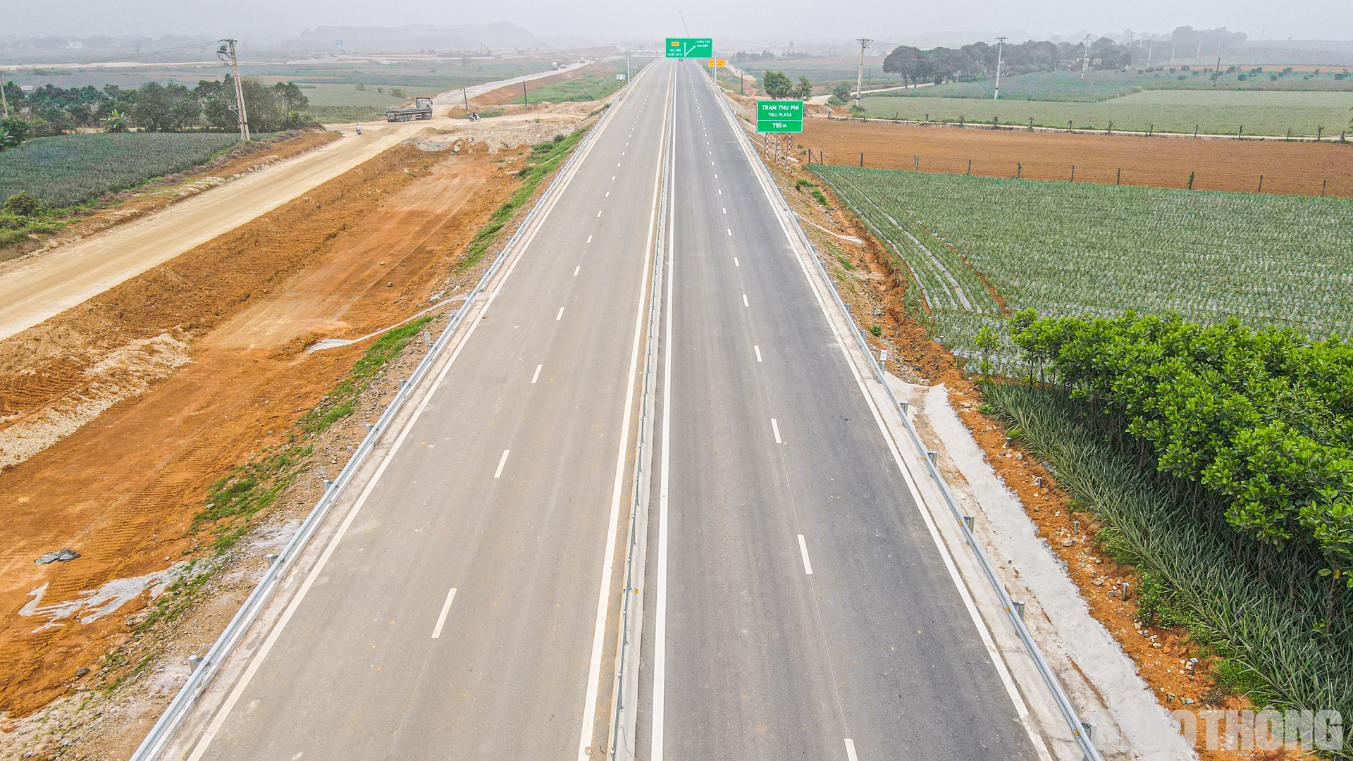 Giữa nông trường dứa Đồng Giao (Ninh Bình) là tuyến cao tốc hiện đại với quy mô 4 làn xe, vận tốc thiết kế 80 km/h được kỳ vọng kéo giảm đáng kể áp lực của người dân khi lưu thông trên tuyến QL1 thường xuyên ùn tắc vào dịp lễ, Tết