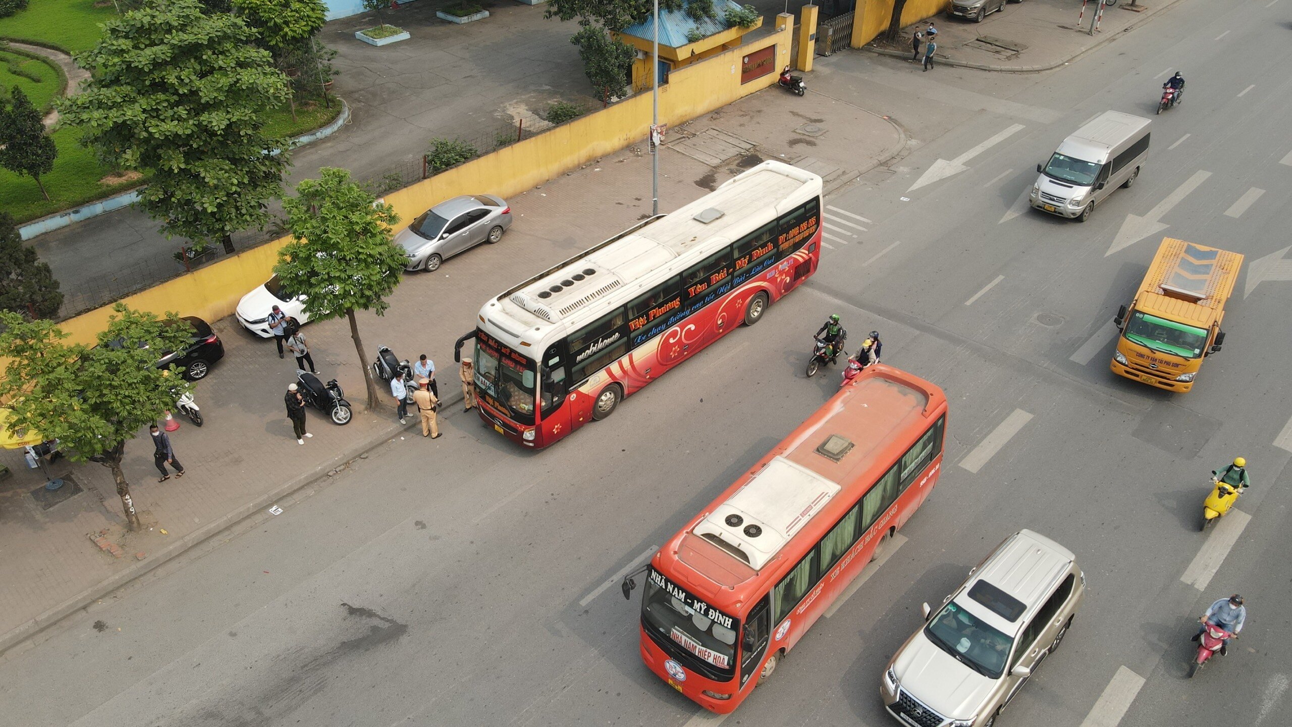 Các xe chạy chậm như "rùa bò", bắt khách dọc đường cũng bị Tổ công tác nhanh chóng phát hiện, xử lý.