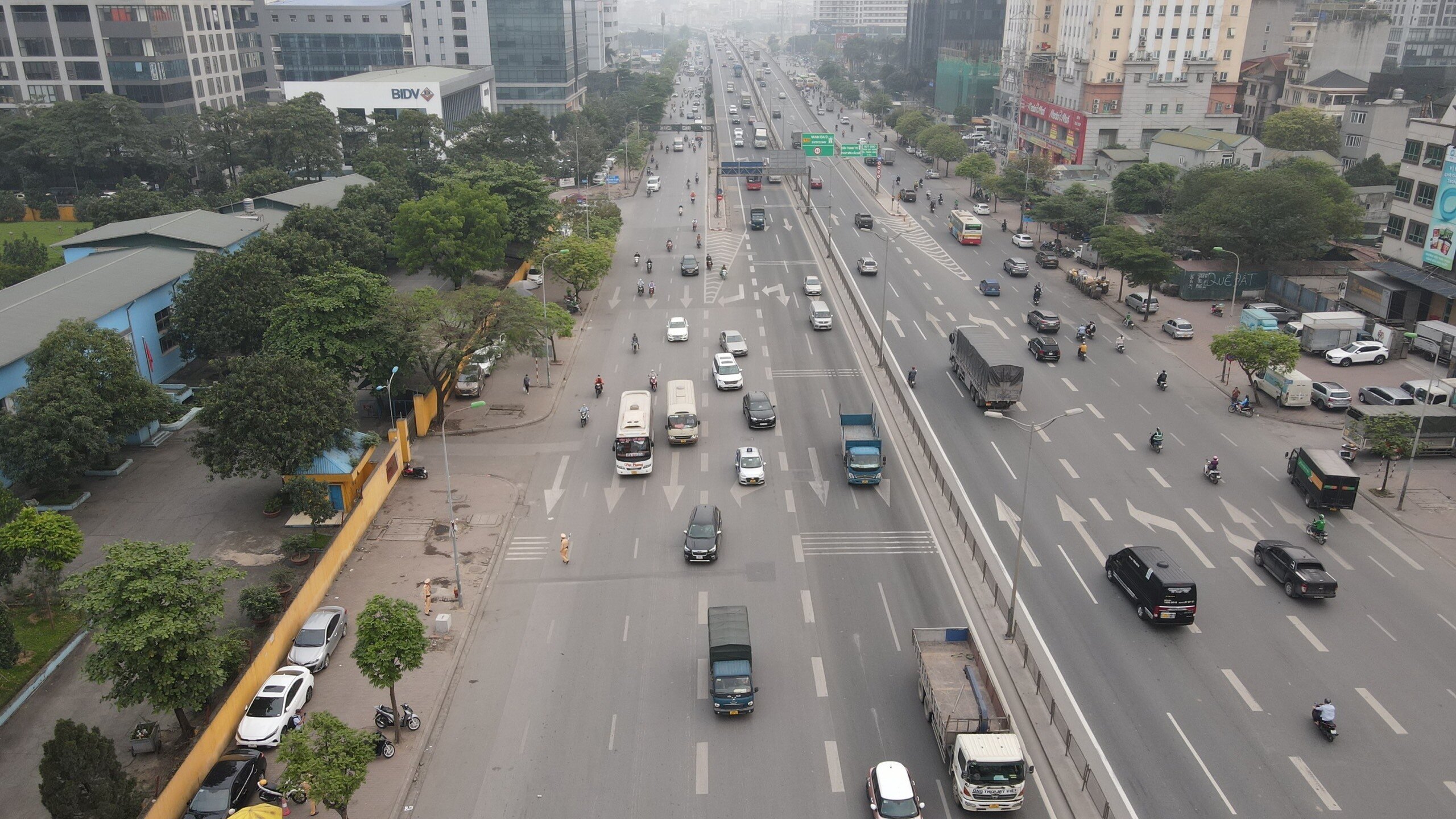 "Đặc biệt, còn khoảng hơn 1 tuần là đến kỳ nghỉ lễ 30/4- 1/5, đơn vị sẽ tiếp tục tăng cường kiểm tra các vi phạm giao thông, chú trọng tới các xe khách vi phạm để đảm bảo người tham gia giao thông có kỳ nghỉ lễ vui vẻ, an toàn", ông Chinh nói.